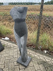 Beeld headless woman