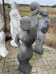 Beeld vrouw met bal zwart