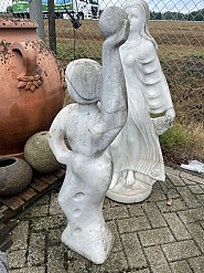 Beeld vrouw met bal wit