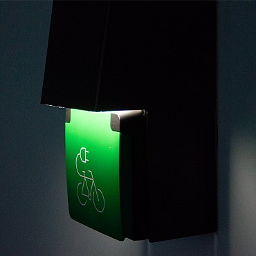 Fietslaadpunt enkel met orientatieverlichting en schemerschakelaar