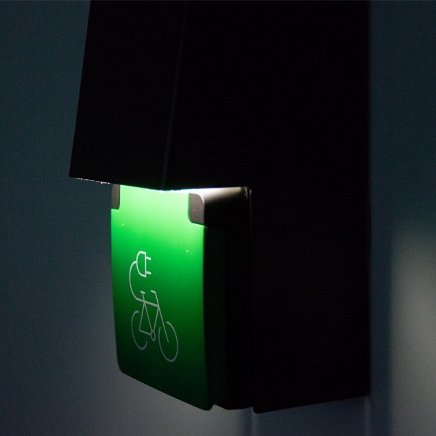 Fietslaadpunt enkel met orientatieverlichting en schemerschakelaar